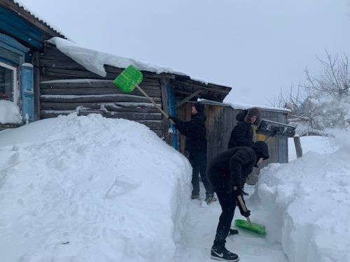Ученики Кушманской школы не остались равнодушными и пришли на помощь одиноким пожилым людям, убирая снег с придомовых территорий