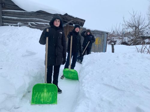 Ученики Кушманской школы не остались равнодушными и пришли на помощь одиноким пожилым людям, убирая снег с придомовых территорий