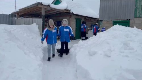 Снежный десант в Кайбицком районе: бойцы отряда «Метель» навели порядок у подопечных КЦСОН «Омет»