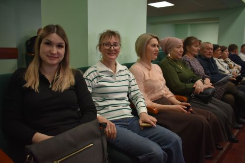Ветераны из Казани показали в Кайбицах литературно-музыкальный спектакль «Поклонимся великим тем годам»