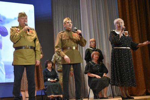 Ветераны из Казани показали в Кайбицах литературно-музыкальный спектакль «Поклонимся великим тем годам»