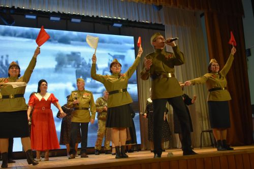 Ветераны из Казани показали в Кайбицах литературно-музыкальный спектакль «Поклонимся великим тем годам»