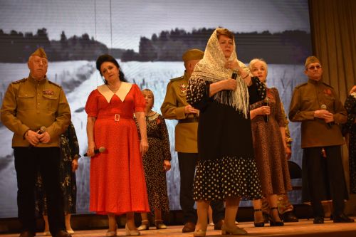 Ветераны из Казани показали в Кайбицах литературно-музыкальный спектакль «Поклонимся великим тем годам»