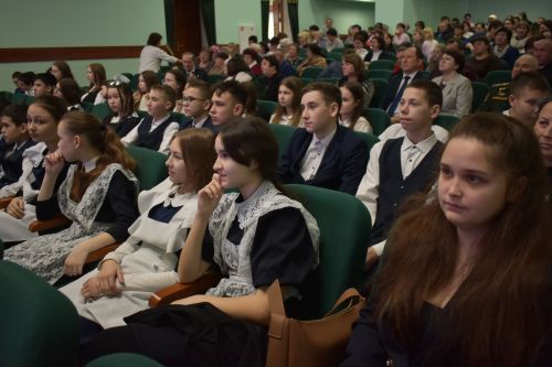 Ветераны из Казани показали в Кайбицах литературно-музыкальный спектакль «Поклонимся великим тем годам»