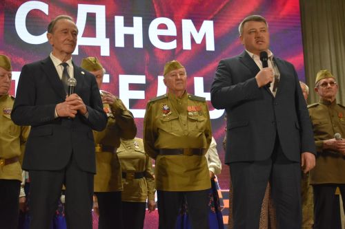 Ветераны из Казани показали в Кайбицах литературно-музыкальный спектакль «Поклонимся великим тем годам»