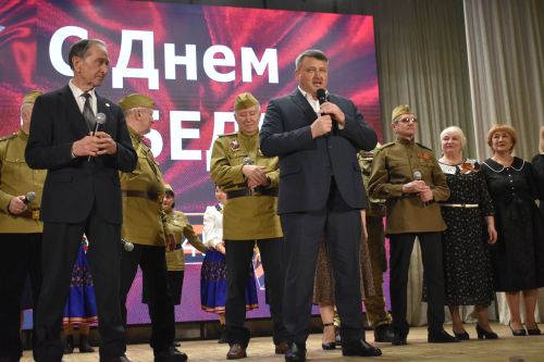 Ветераны из Казани показали в Кайбицах литературно-музыкальный спектакль «Поклонимся великим тем годам»