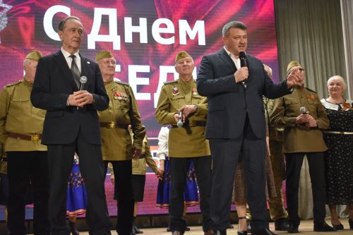 Ветераны из Казани показали в Кайбицах литературно-музыкальный спектакль «Поклонимся великим тем годам»