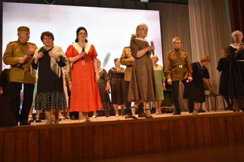 Ветераны из Казани показали в Кайбицах литературно-музыкальный спектакль «Поклонимся великим тем годам»