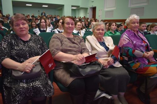Ветераны из Казани показали в Кайбицах литературно-музыкальный спектакль «Поклонимся великим тем годам»