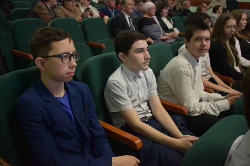 Ветераны из Казани показали в Кайбицах литературно-музыкальный спектакль «Поклонимся великим тем годам»
