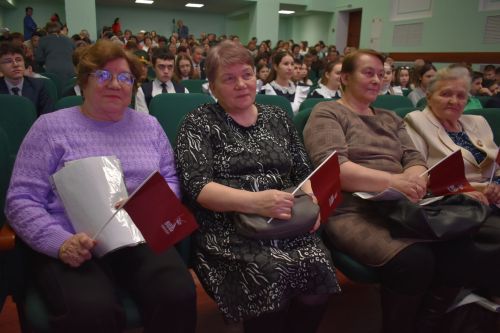 Ветераны из Казани показали в Кайбицах литературно-музыкальный спектакль «Поклонимся великим тем годам»