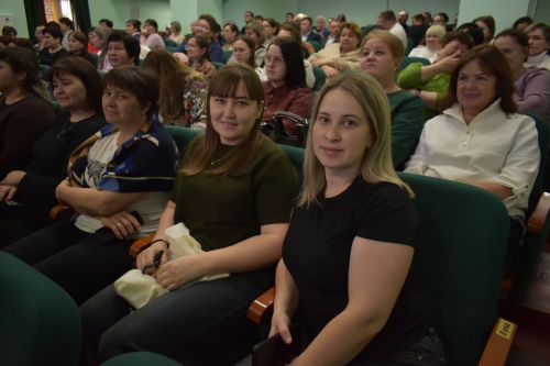 Ветераны из Казани показали в Кайбицах литературно-музыкальный спектакль «Поклонимся великим тем годам»