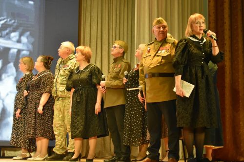 Ветераны из Казани показали в Кайбицах литературно-музыкальный спектакль «Поклонимся великим тем годам»