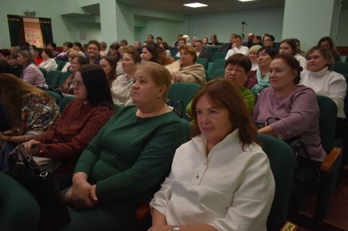 Ветераны из Казани показали в Кайбицах литературно-музыкальный спектакль «Поклонимся великим тем годам»