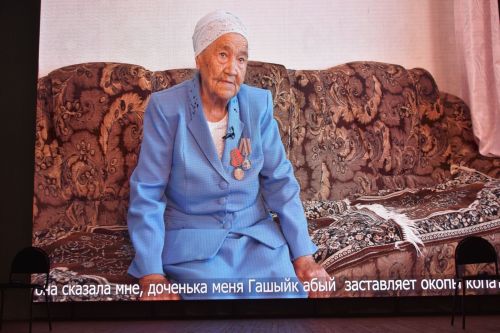 Ветераны из Казани показали в Кайбицах литературно-музыкальный спектакль «Поклонимся великим тем годам»