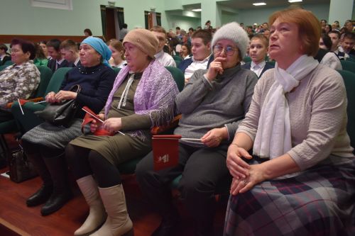 Ветераны из Казани показали в Кайбицах литературно-музыкальный спектакль «Поклонимся великим тем годам»
