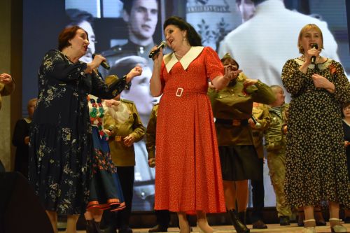 Ветераны из Казани показали в Кайбицах литературно-музыкальный спектакль «Поклонимся великим тем годам»
