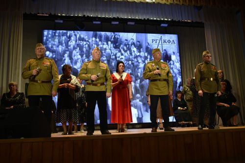 Ветераны из Казани показали в Кайбицах литературно-музыкальный спектакль «Поклонимся великим тем годам»