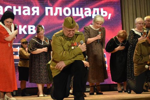 Ветераны из Казани показали в Кайбицах литературно-музыкальный спектакль «Поклонимся великим тем годам»