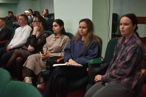 Ветераны из Казани показали в Кайбицах литературно-музыкальный спектакль «Поклонимся великим тем годам»