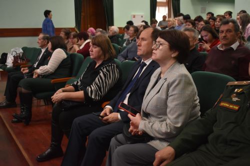 Ветераны из Казани показали в Кайбицах литературно-музыкальный спектакль «Поклонимся великим тем годам»