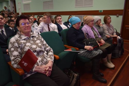 Ветераны из Казани показали в Кайбицах литературно-музыкальный спектакль «Поклонимся великим тем годам»
