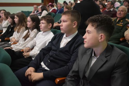 Ветераны из Казани показали в Кайбицах литературно-музыкальный спектакль «Поклонимся великим тем годам»