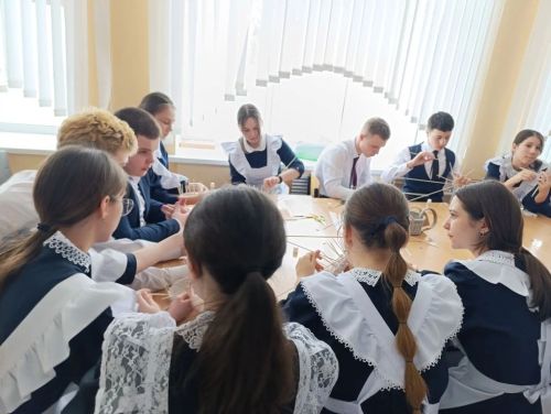 В рамках проекта «Пушкинская карта» Центральная детская библиотека и старшеклассники «Большекайбицкой школы провели мастер-классы: «Изготовление корзинок из бумажной лозы» и «Окопные свечи»