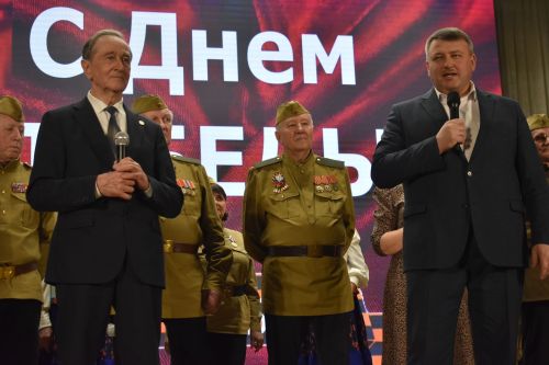 Ветераны из Казани показали в Кайбицах литературно-музыкальный спектакль «Поклонимся великим тем годам»