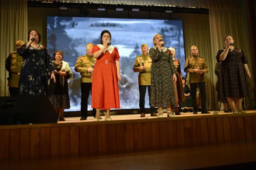 Ветераны из Казани показали в Кайбицах литературно-музыкальный спектакль «Поклонимся великим тем годам»