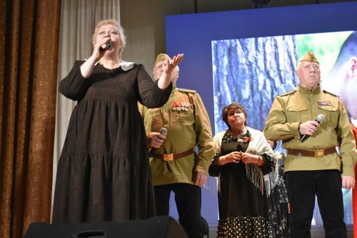 Ветераны из Казани показали в Кайбицах литературно-музыкальный спектакль «Поклонимся великим тем годам»