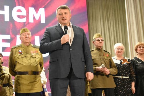 Ветераны из Казани показали в Кайбицах литературно-музыкальный спектакль «Поклонимся великим тем годам»