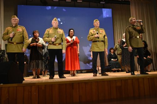 Ветераны из Казани показали в Кайбицах литературно-музыкальный спектакль «Поклонимся великим тем годам»