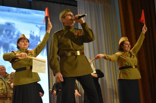 Ветераны из Казани показали в Кайбицах литературно-музыкальный спектакль «Поклонимся великим тем годам»