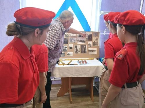 Встреча с капитаном‑подводником: юнармейцы Кушманской школы узнали о морской службе