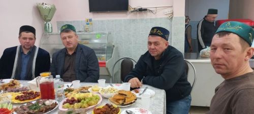 Шәхси эшмәкәр СВОдагыларның әниләре һәм хатыннары өчен ифтар ашы үткәрде