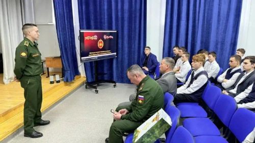В Фёдоровской школе прошла встреча старшеклассников с представителями танкового училища