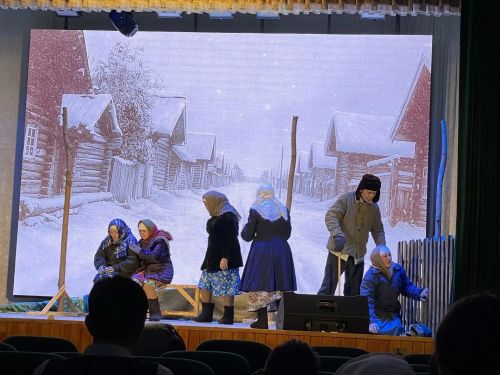 Учащиеся Старотябердинской школы посетили спектакль «Женщины и девушки тыла»