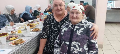 Шәхси эшмәкәр СВОдагыларның әниләре һәм хатыннары өчен ифтар ашы үткәрде