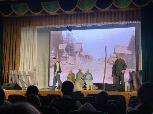 Учащиеся Старотябердинской школы посетили спектакль «Женщины и девушки тыла»