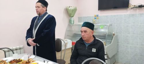 Шәхси эшмәкәр СВОдагыларның әниләре һәм хатыннары өчен ифтар ашы үткәрде