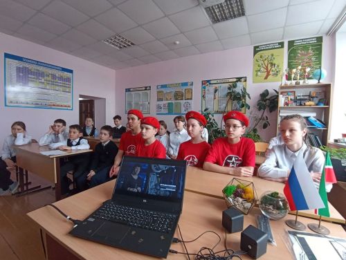 Учащиеся Берлибашской школы стали зрителями удивительного документального фильма «Гагарин. Обнимая небо»