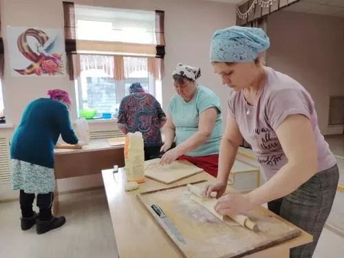 В Кушкульском клубе прошла трогательная и важная акция — изготовление домашней лапши для отправки военнослужащим в зону СВО