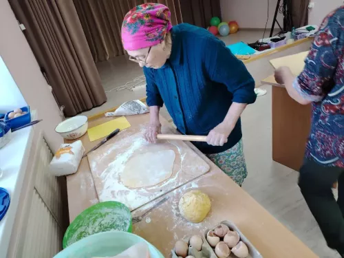 В Кушкульском клубе прошла трогательная и важная акция — изготовление домашней лапши для отправки военнослужащим в зону СВО