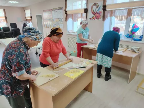 В Кушкульском клубе прошла трогательная и важная акция — изготовление домашней лапши для отправки военнослужащим в зону СВО