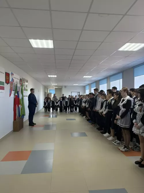 Гимн, память и песни Великой Победы: в Федоровской школе прошла новая учебная неделя