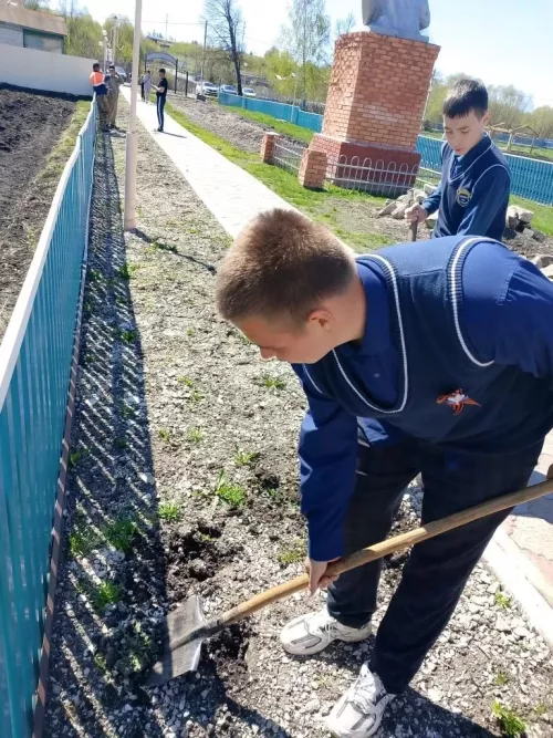 Трудовой сезон открыт: в Фёдоровской школе стартовали весенне-полевые работы