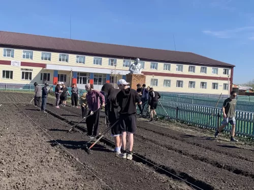 Трудовой сезон открыт: в Фёдоровской школе стартовали весенне-полевые работы