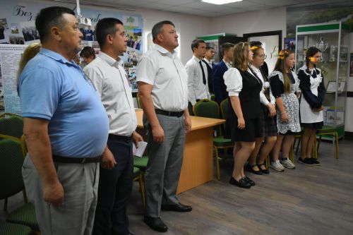 Первый шаг во взрослую жизнь: накануне Дня России кайбицким школьникам вручили паспорта