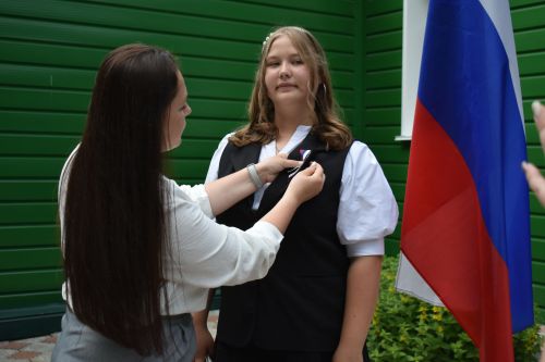 Первый шаг во взрослую жизнь: накануне Дня России кайбицким школьникам вручили паспорта